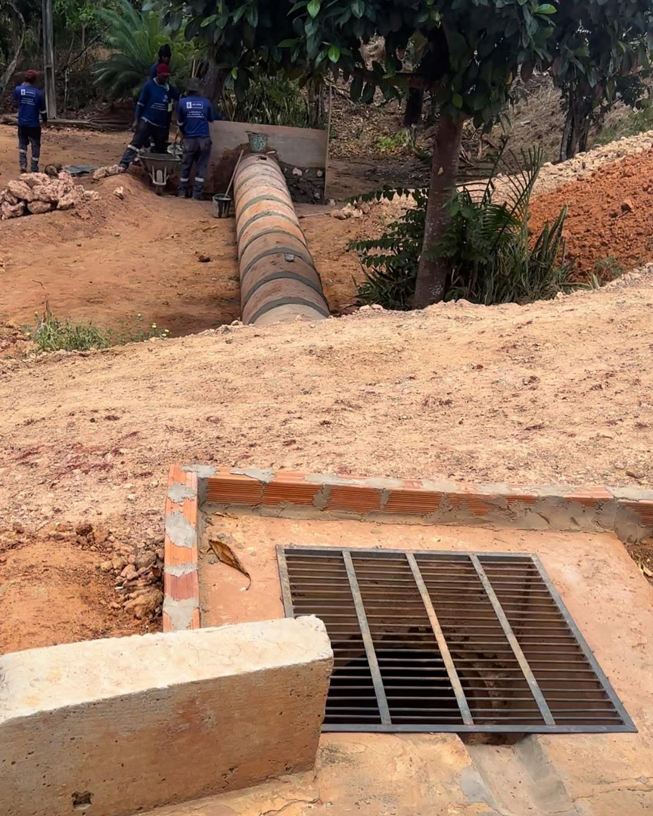  A Secretaria de obras realiza a instalação de 43 bueiros na Serra da Boa Vista. 