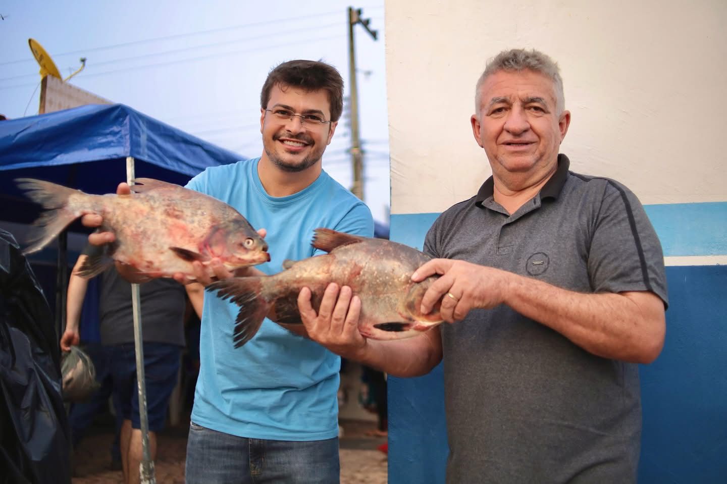 Mais de 5 mil famílias dompedrenses recebendo o peixe da Semana Santa!
